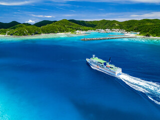 大型フェリーのざまみ号が入港しようとしている。
座間味島や安慶名敷島が見える。
ボートシュノーケリングに出港して、スキンダイビングをしている。
許可を得てドローンで空中撮影をしている。
巨大なサンゴ礁と熱帯魚の群れ。
沖縄県島尻郡慶良間諸島座間味島嘉比島-2025/6/27
