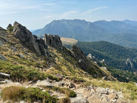 Montagnes corses entre le refuge de Prati et le refuge d'Usciolu sur le GR20