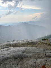 Vue des aiguilles de Bavella par temps orageux depuis le Monte Incudine