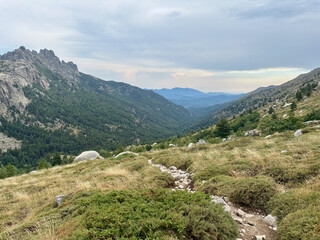 Vue sur la vallée d'Asinau lors de la descente vers le refuge d'Asinau sur le GR20