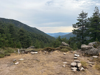 Montagnes en Corse sur le GR20 avec temps nuageux