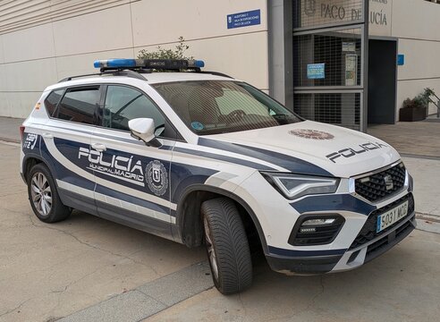 Coche patrulla de la Polic&iacute;a Municipal de Madrid aparcado frente a un edificio p&uacute;blico. Madrid, Espa&ntilde;a, 18 de agosto de 2025