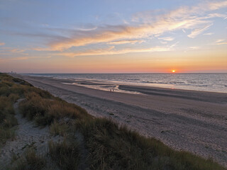 Sonnenuntergang an der Nordsee über den Dünen von De Haan in Belgien