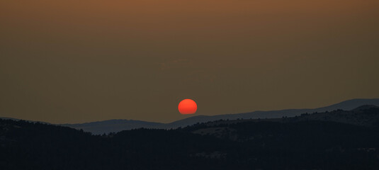 Puesta de sol; atardecer en Gúdar / Teruel