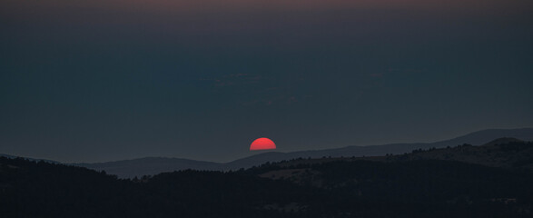 Puesta de sol; atardecer en Gúdar / Teruel