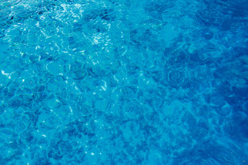 無人島の嘉比島が見える。
白砂のビーチには観光客が上陸している。
パラソルやボート、サバニ（沖縄特有の双胴船）も見える。
船上からも水底の様子が見える。
素晴らしい透明度。
沖縄県島尻郡慶良間諸島座間味島嘉比島-2025/6/27
