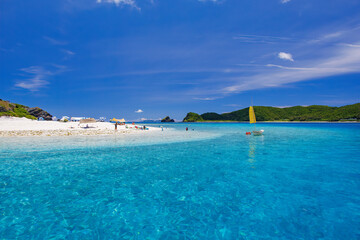 無人島の嘉比島が見える。
白砂のビーチには観光客が上陸している。
パラソルやボート、サバニ（沖縄特有の双胴船）も見える。
船上からも水底の様子が見える。
素晴らしい透明度。
沖縄県島尻郡慶良間諸島座間味島嘉比島-2025/6/27
