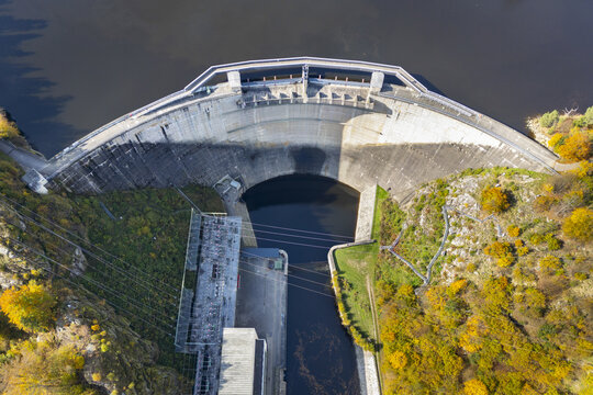 Aerial view of the Ottensteiner Stausee dam, a concrete arch holding back dark waters amid autumnal foliage, Ottenstein, Nieder&Atilde;&para;sterreich, Austria.