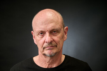 Obraz premium Portrait of a senior man in a vintage Harcourt style lighting