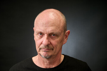 Obraz premium Portrait of a senior man in a vintage Harcourt style lighting