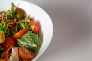 Insalata mista in terrina bianca