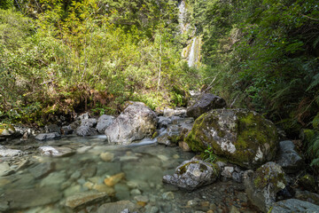 Naklejka premium ニュージーランド アーサーズ・パス国立公園のアヴァランチ・クリーク・ウォーターフォール