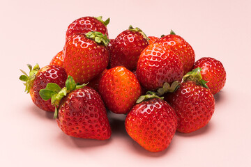 ピンク背景に並んだ新鮮ないちご