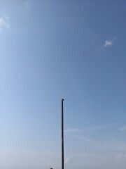 Obraz premium bird on wooden pole against blue sky