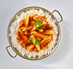 Chicken Tikka Masala in Topf mit Reis, indisch, Indien, Topshot, klassische Gerichte, Hühnchen, Reisgericht, 