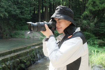 空調服でカメラを構える男性