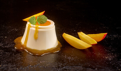 Pannacotta mit Pfirsich und frischer Minze © Kossmann / Plutat