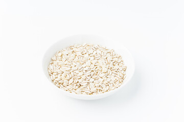 白背景にお皿に入った押し麦