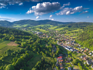 Lot nad Parkiem Rodzinnym Baszta w Muszynie latem.