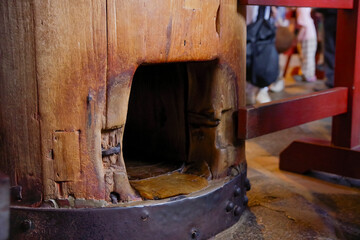 奈良東大寺の名物・柱の穴くぐり