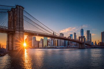 Obraz premium Brooklyn Bridge at Sunrise with Manhattan Skyline and Sunburst New York City