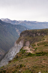 Aussichtsplattform mit Blick auf den Colca Canyon und die Berge in Peru