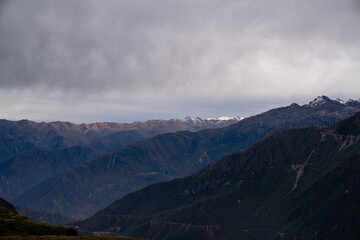 Weitläufige Berglandschaft am Colca Canyon in Peru mit Wolken und Schneegipfeln
