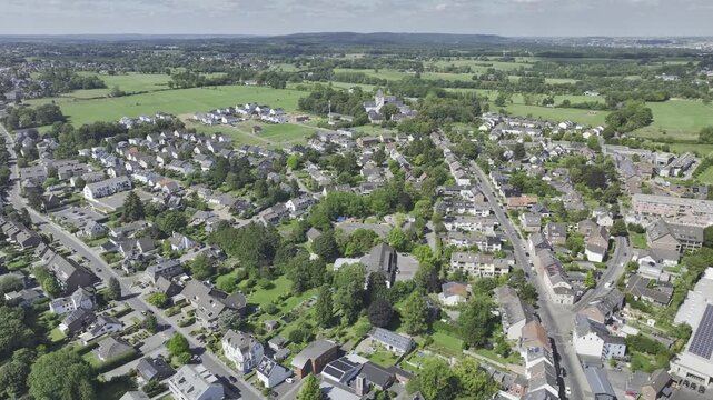 Dynamische Drohnenvideos und Luftbild-Footage von Kornelim&uuml;nster bei Aachen. Zu sehen sind Reichsabtei, Bergkirche, Benediktinerabtei, Probsteikirche St. Cornelius, Inda Gymnasium, Fu&szlig;ballplatz des FC