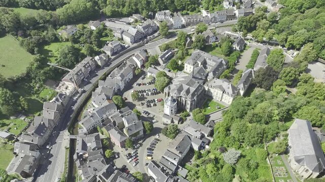 Dynamische Drohnenvideos und Luftbild-Footage von Kornelim&uuml;nster bei Aachen. Zu sehen sind Reichsabtei, Bergkirche, Benediktinerabtei, Probsteikirche St. Cornelius, Inda Gymnasium, Fu&szlig;ballplatz des FC