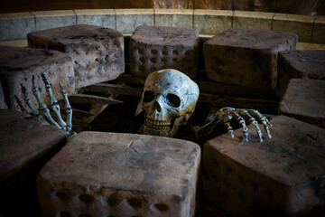 ハロウィンの暖炉から出てきそうな恐ろしい骸骨のオブジェ