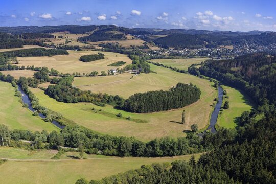 Oberh&uuml;ttental with bend of the Eder, behind Schwarzenau, district of Bad Berleburg, Siegen-Wittgenstein district, North Rhine-Westphalia, Germany
