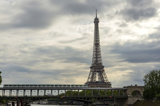 Metro, Pont Bir-Hakeim, over the Seine, behind it the Eiffel Tower, Paris, &Icirc;le-de-France, France