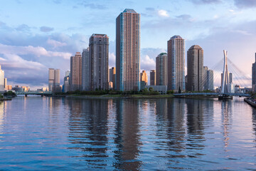 Fototapeta premium 夕暮れ時の東京湾岸佃島のタワーマンション、東京都中央区佃島にある高層階不動産