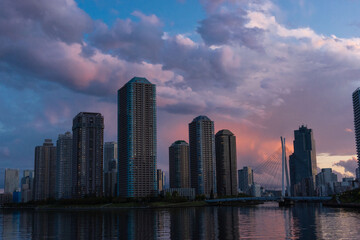 Fototapeta premium 夕暮れ時の東京湾岸佃島のタワーマンション、東京都中央区佃島にある高層階不動産