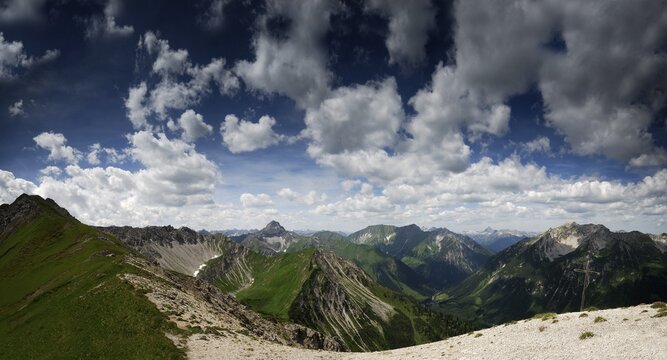 Lechtal Mtns. and Mt. Namloser Wetterspitze, Berwang, Tirol, Austria, Europe