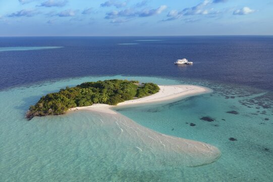 Uninhabited, deserted excursion island with fringing reef and liveaboard, Memu Atoll, Indian Ocean, Maldives