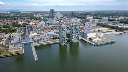 Obraz premium Almere Panorama mit modernen Hochhäusern am Wasser