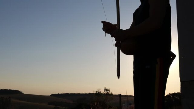 Homem capoerista tocando birimbau, cultura capoeira no brazil 