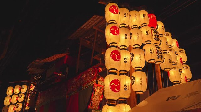 京都の祇園祭　後祭の宵山　風に揺れる大船鉾の提灯