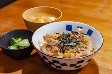 Chicken rice bowl / 和風鶏丼の夕食

