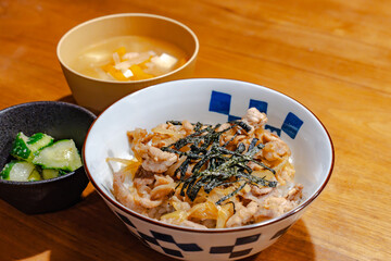 Chicken rice bowl / 和風鶏丼の夕食
