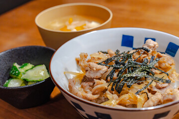 Chicken rice bowl / 和風鶏丼の夕食
