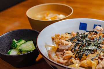 Chicken rice bowl / 和風鶏丼の夕食
