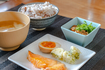 Japanese breakfast / 焼き鮭と納豆ごはん
