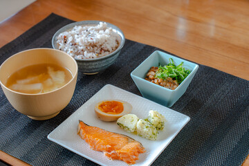 Japanese breakfast / 焼き鮭と納豆ごはん

