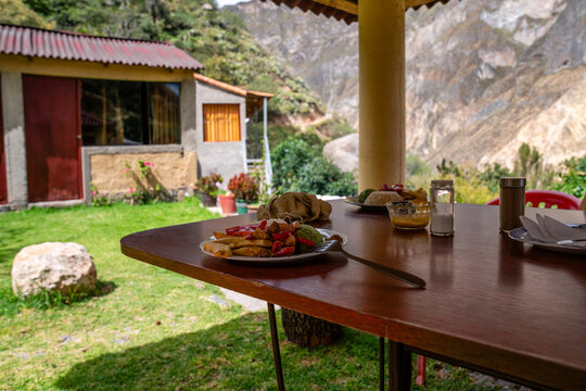 Gedeckter Tisch mit traditionellem peruanischem Essen auf einer Terrasse im Colca Canyon