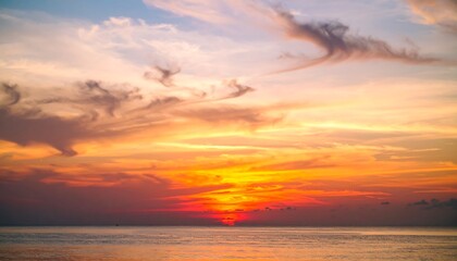 Obraz premium Vibrant sunset over ocean