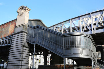 Fototapeta premium Escalier extérieur couvert dans une station de métro aérien à Paris