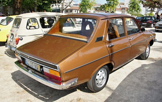 Renault 12 parked near other vintage cars during sunny day