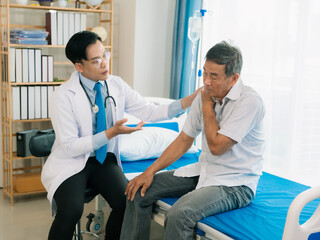 Obraz premium A doctor and an elderly male patient in poor health visit a doctor for consultation. Concept of health care for the elderly.